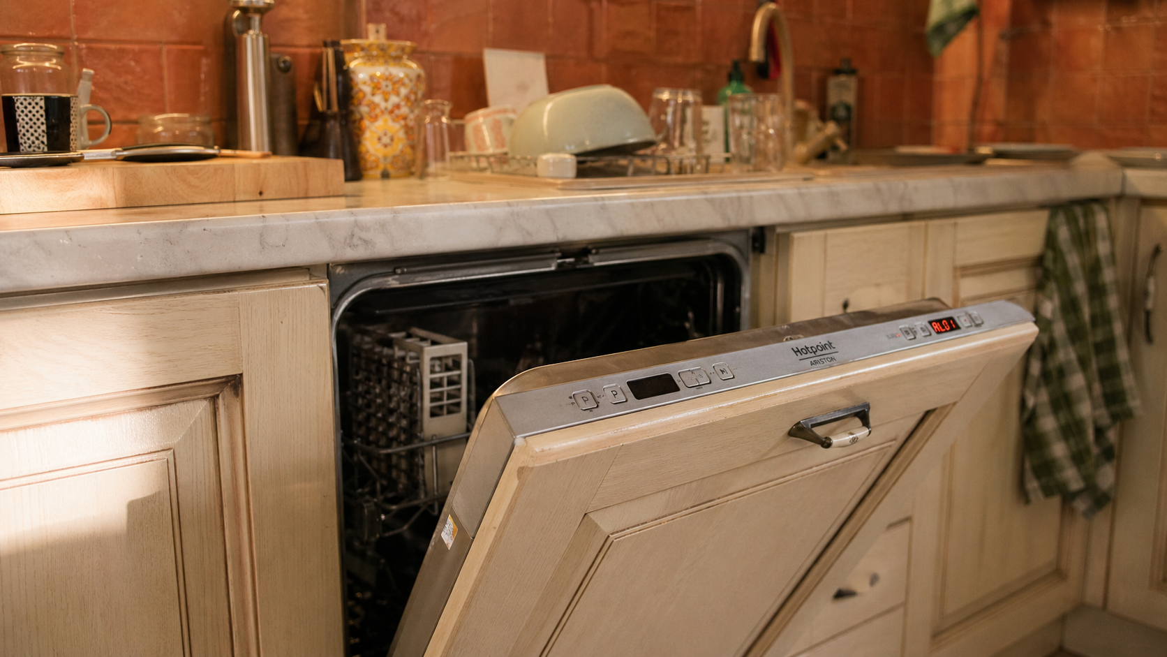 Lave-vaisselle Hotpoint-Ariston affichant un code erreur AL sur l'afficheur